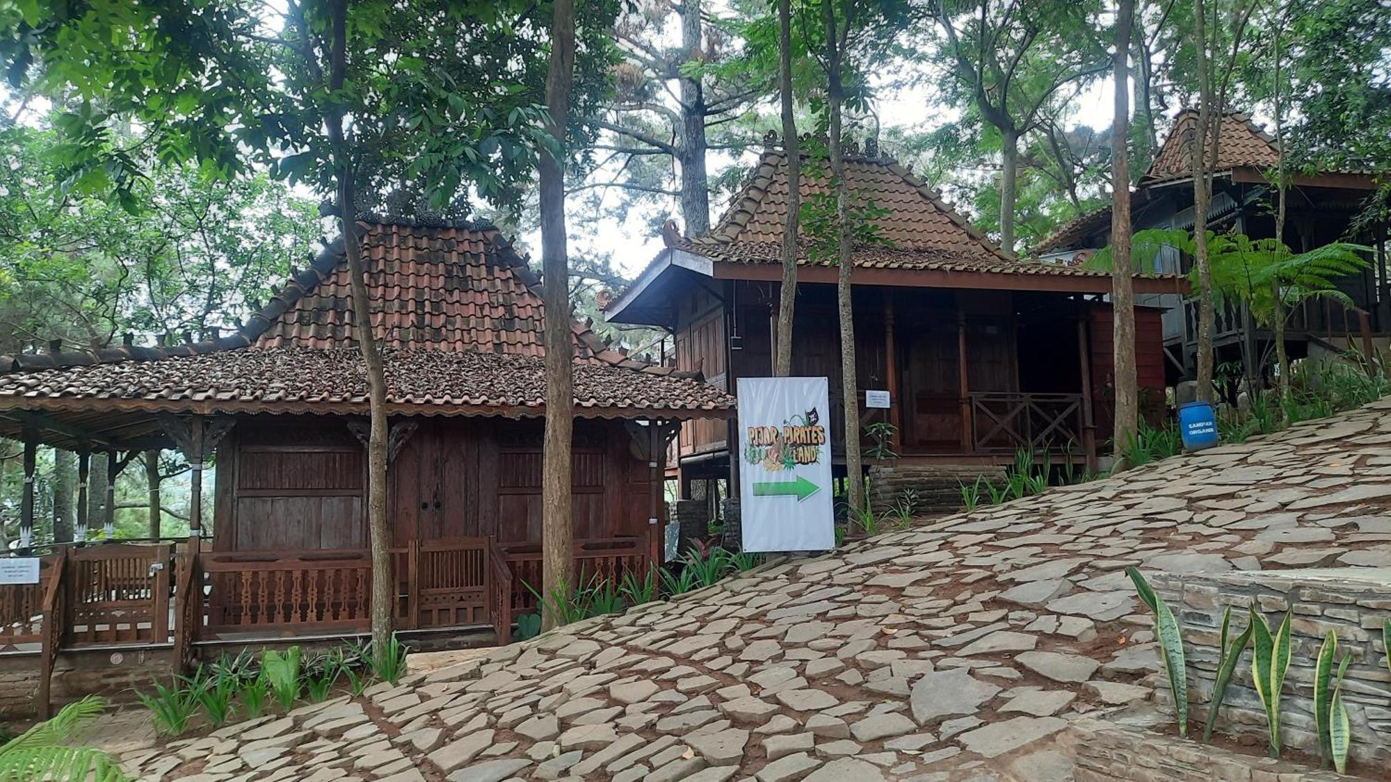 Pijar Resort Powered By Cocotel Kudus Exterior photo